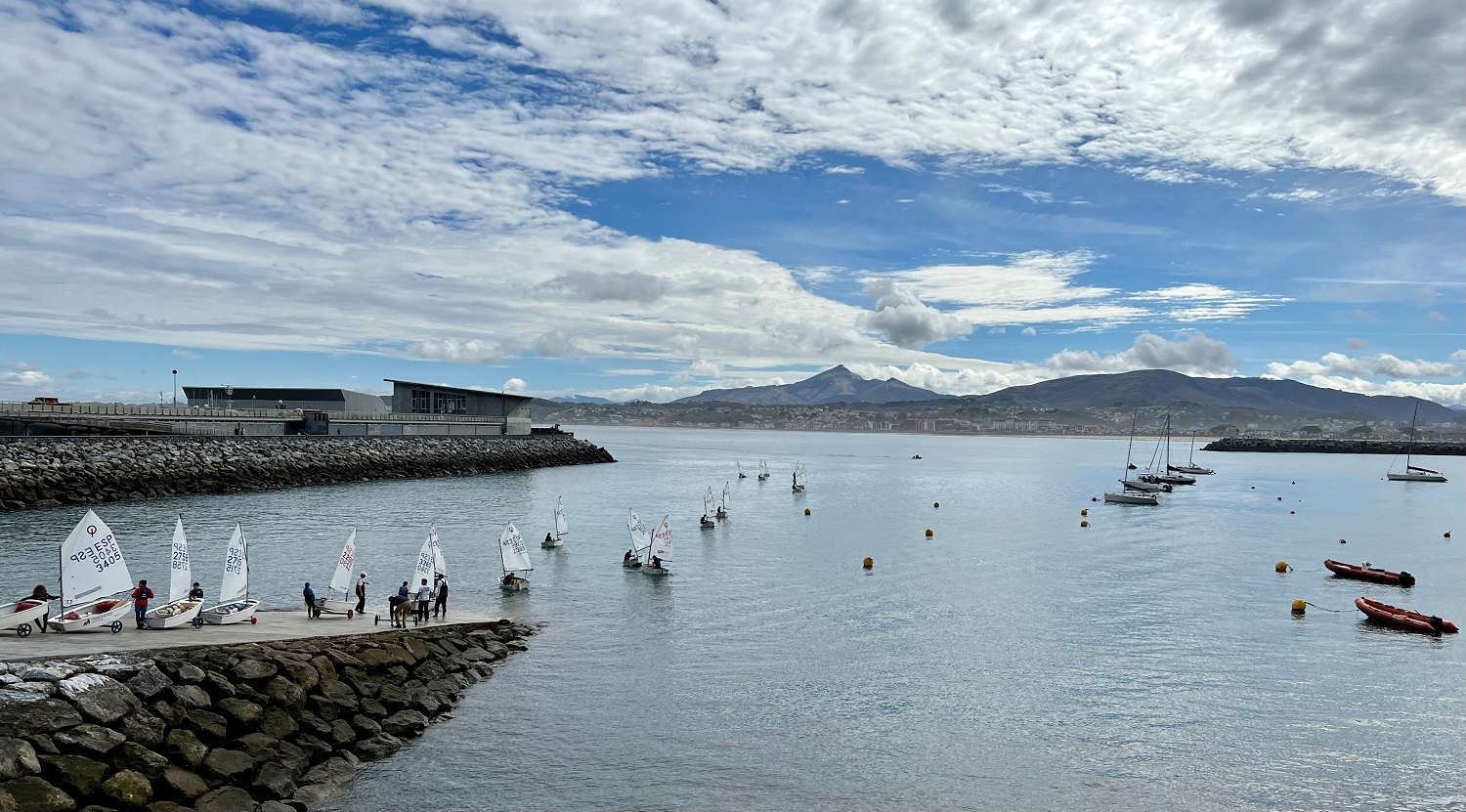 Emocionante regata de vela infantil en Hondarribi